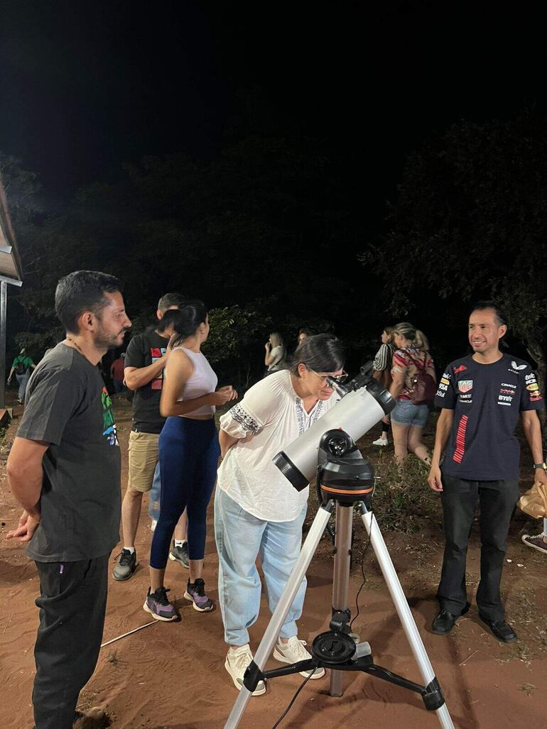 La observación astronómica fue otra atracción para los visitantes en el cerro Yaguarón.