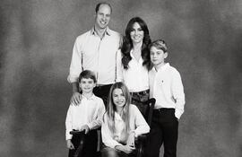 ¡Bella postal navideña! Guillermo de Inglaterra y Kate Middleton con sus tres hijos George (10), Charlotte (8) y Louis (5).