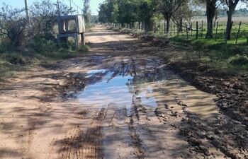 Pobladores de Bernardino Caballero reclaman desde hace años el arreglo de camino, pero siguen sin respuestas.