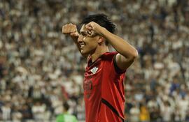 El paraguayo Gustavo Aguilar, futbolista de Libertad, celebra un gol en el partido frente a Alianza Lima por la primera fecha del Grupo H de la Copa Libertadores 2025 en el estadio Alejandro Villanueva, en Lima, Perú.
