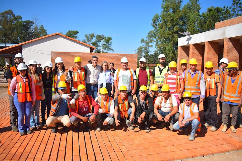 Peña reconoce déficit de rubros docentes mientras se jacta de obras para educación.