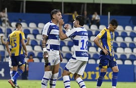 El atacante de 2 de Mayo Fernando Matías Cáceres festeja el tanto de apertura en el marcador con el mediocampista Marcelo Acosta.