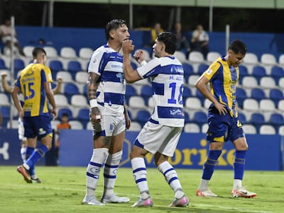El atacante de 2 de Mayo Fernando Matías Cáceres festeja el tanto de apertura en el marcador con el mediocampista Marcelo Acosta.
