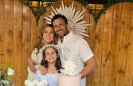 Paola Maltese y Tjeerd Twijnstra con su hija Rinske. La segunda niña del matrimonio recibió la primera comunión.