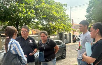 El fiscal Alfredo Ramos Manzur y familiares de Liliana Torres, frente a la morgue judicial.