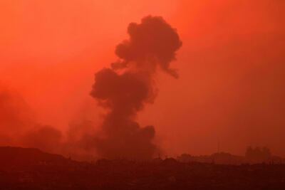 Humo sobre la Franja de Gaza luego de un bombardeo israelí ayer jueves.