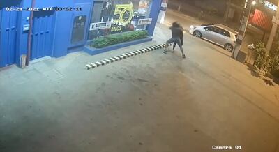 Cámaras de seguridad de la zona captaron el momento en que Paulo Sergio Samudio Sanabra agredió brutalmente a su expareja, en una vía pública de Mariano Roque Alonso. Fue en febrero del 2021.