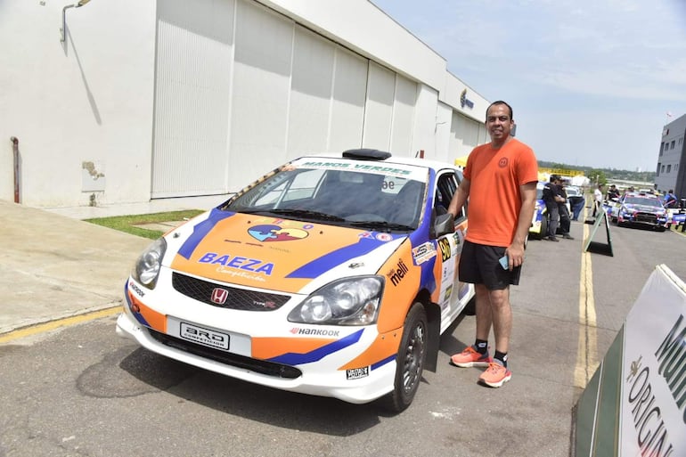 Los autos y las tripulaciones realizan las verificaciones técnica, administrativa y seguridad del Rally del Chaco 2026 en Hangares P.A.S., en Luque, Paraguay.