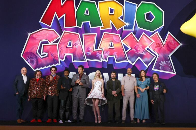 El productor  Chris Meledandr, los actores Jack Black, Benny Safdie, Donald Glover, Chris Pratt, Anya Taylor-Joy, Charlie Day, Keegan-Michael Key, Brie Larson y el productor japonés Shigeru Miyamoto en el estreno mundial de Super Mario Galaxy en Japón.