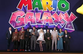 El productor Chris Meledandri, y los actores Jack Black, Benny Safdie, Donald Glover, Chris Pratt, Anya Taylor-Joy, Charlie Day, Keegan-Michael Key, Brie Larson y el productor japonés Shigeru Miyamoto durante el estreno mundial de "Super Mario Galaxy".
