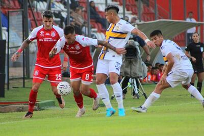 El argentino Juan Heinze, jugador de General Caballero de Juan León Mallorquín, pelea por el balón en el partido ante Sportivo Trinidense por la segunda fecha del torneo Clausura 2023 del fútbol paraguayo.