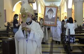 Monseñor Ignacio Gogorza presidió ayer la celebración de entronización de la imagen de San Chárbel, que tuvo lugar en la Catedral de la Santísima de Asunción.