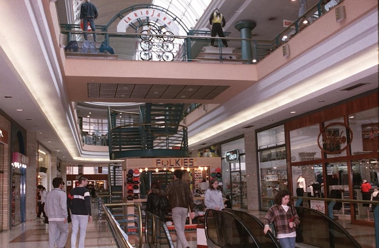 Marcas nacionales y extranjeras presentes en el centro comercial desde sus inicios, para satisfacer la demanda.