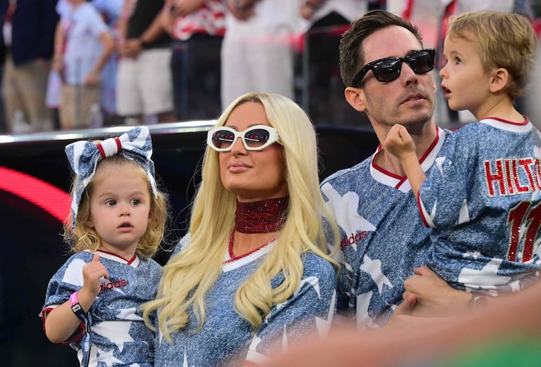 Paris Hilton, a pura familia alentó a Estados Unidos ante Turquía en el Mundial - Gente