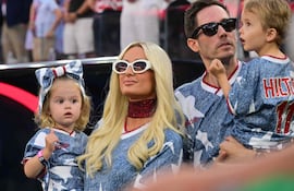 La celebridad estadounidense Paris Hilton, junto a su esposo Carter Reum, y sus hijos Phoenix Hilton-Reum y London Hilton-Reum, asistieron al partido de fútbol del Grupo D de la Copa Mundial 2026 entre Turquía y Estados Unidos en el estadio de Los Ángeles, en Inglewood. (Frederic J. Brown / AFP)
