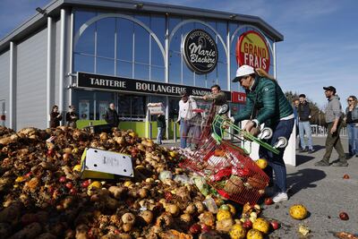 Los agricultores entregan frutas y verduras a la entrada de un supermercado Casino Grand Frais en Salon-de-Provence, Francia, 27 de enero de 2024. Los agricultores franceses continúan sus protestas con bloqueos de carreteras y manifestaciones frente a edificios estatales a la espera de una respuesta del gobierno. su solicitud de ayuda "inmediata" de varios cientos de millones de euros.