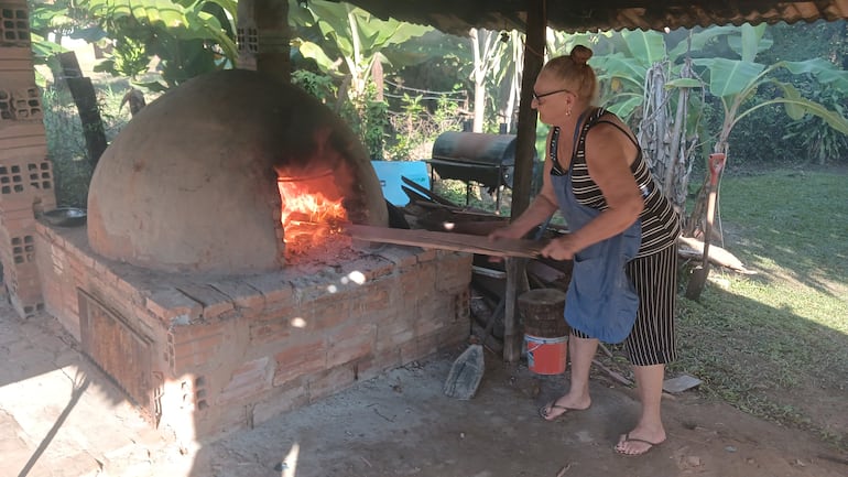 VDB 02 Doña Tomasa Dávalos calentando el tatakua para  la tradicional Chipa Paraguaya.