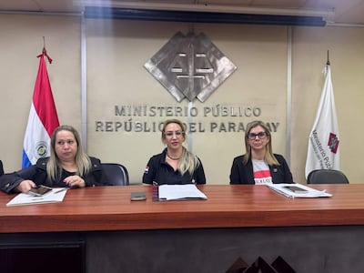 Carina Serón, Sandra Ledesma y Thaís García participan en una conferencia del Ministerio Público sobre irregularidades electorales.