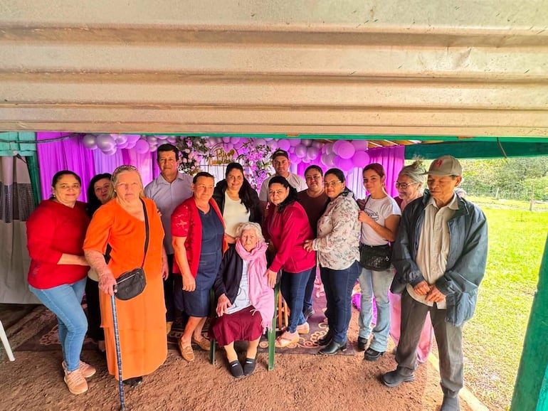 Doña Angélica Russi, rodeada de su familia y amigos, celebra sus 102 años en San Agustín, Caazapá.