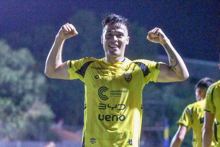 Hugo Sandoval, futbolista de Recoleta FC, celebra un gol en el partido frente a Atlético Tembetary por la Primera División de Paraguay en el estadio Martín Torres, en Asunción, Paraguay. 

