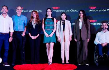 Mario Arrúa, Jorge Mendelzon, Silvia Gil, Carmen Paredes, Silvani Giménez, Giselle Ramírez y Teo Urbieta, oradores de la Charla TEDx