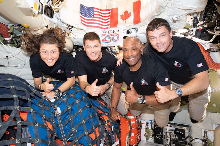 Fotografía cedida por la NASA donde aparecen los integrantes de la tripulación de la misión Artemis II, los astronautas de la NASA, la especialista de misión Christina Koch (i), el piloto Victor Glover (2d), el comandante Reid Wiseman (d), y el astronauta de la Agencia Espacial Canadiense (CSA), el especialista de misión Jeremy Hansen (2i), posando este martes en el interior de la nave espacial Orion. 