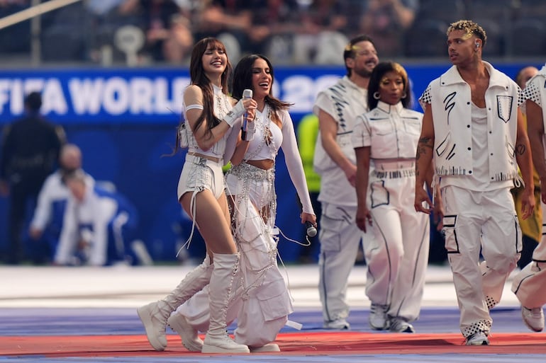 La cantante tailandesa Lisa (izquierda) y la cantante brasileña Anitta (centro) actúan durante el espectáculo previo al partido de la fase de grupos de la Copa Mundial de la FIFA 2026.