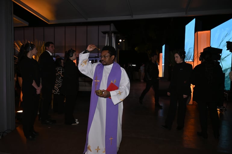 Un sacerdote bendijo el espacio reinaugurado de Volvo Paraguay.