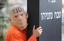 Una persona disfrazada del primer ministro israelí Benjamin Netanyahu durante una protesta contra el Gobierno israelí este jueves en Jerusalén.