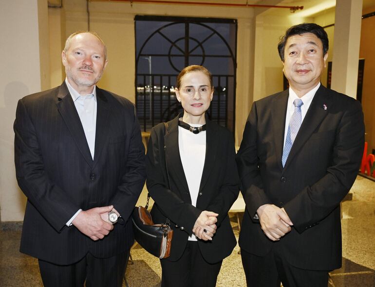 Walter Ismachowiez, Saraguevara Itagaki y Katsumi Itagaki, embajador de Japón.