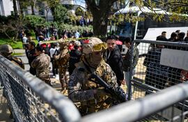 Policías cerca de la sede del Consulado israelí en Estambul, este martes.