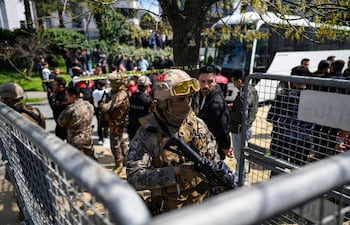 Policías cerca de la sede del Consulado israelí en Estambul, este martes.
