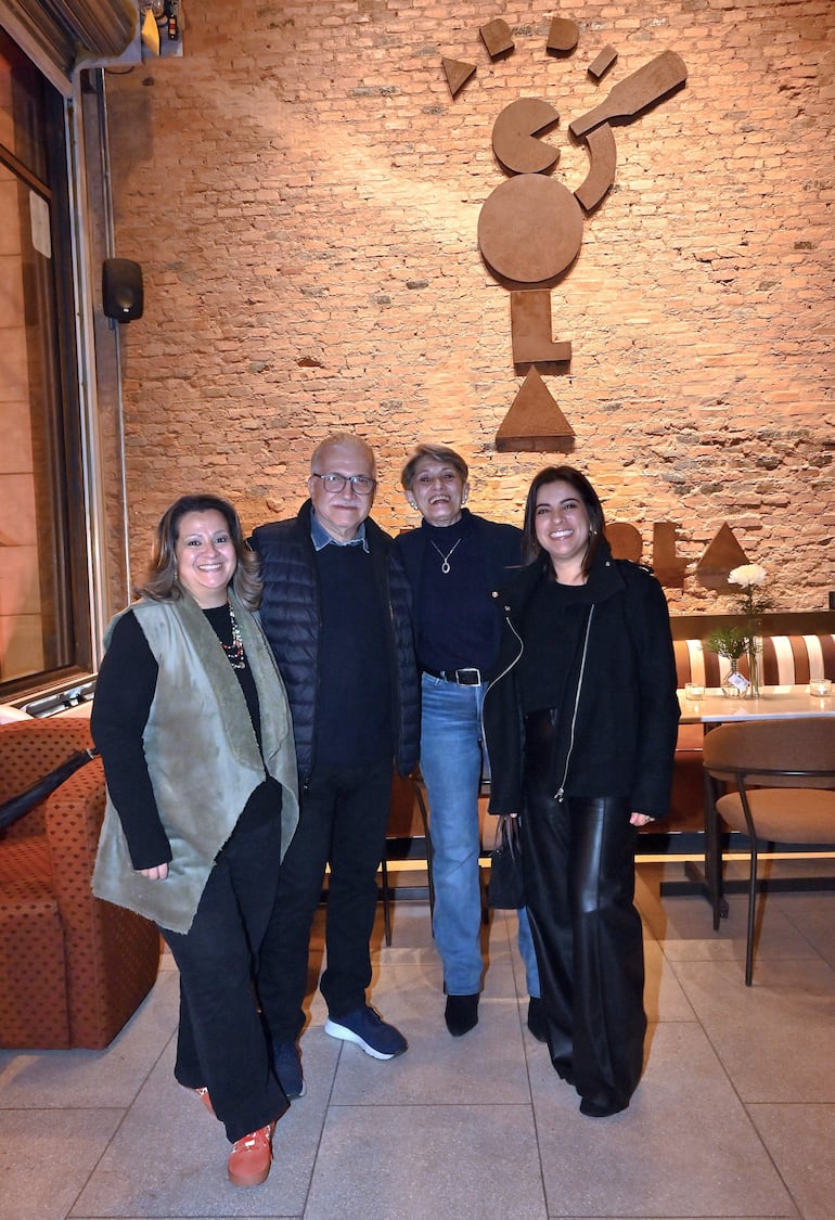 Con la presencia de referentes del sector creativo y gestores culturales, se llevó a cabo el Open House y la presentación oficial de MIRÁ ASU 2026 en la Casa Ardissone. El encuentro permitió adelantar los detalles de la primera edición en Paraguay de esta plataforma de arte y diseño, originada en Bolivia. Del diez al veintidós de noviembre, el evento reunirá exposiciones, arquitectura, moda y experiencias inmersivas con el propósito de impulsar el talento nacional y activar edificaciones patrimoniales del Centro Histórico de Asunción. En la foto Lilian Ojeda, Osvaldo Salerno, Sara Hopper y María Ayala