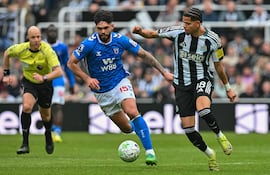 748
El delantero danés del Newcastle United, William Osula (D), número 18, disputa el balón con el defensa paraguayo del Sunderland, Omar Alderete (C), número 15, durante el partido de la Premier League inglesa entre el Newcastle United y el Sunderland en St James' Park, Newcastle-upon-Tyne, noreste de Inglaterra, el 22 de marzo de 2026. (Foto de ANDY BUCHANAN / AFP)