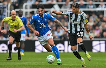 748
El delantero danés del Newcastle United, William Osula (D), número 18, disputa el balón con el defensa paraguayo del Sunderland, Omar Alderete (C), número 15, durante el partido de la Premier League inglesa entre el Newcastle United y el Sunderland en St James' Park, Newcastle-upon-Tyne, noreste de Inglaterra, el 22 de marzo de 2026. (Foto de ANDY BUCHANAN / AFP)