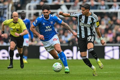 748
El delantero danés del Newcastle United, William Osula (D), número 18, disputa el balón con el defensa paraguayo del Sunderland, Omar Alderete (C), número 15, durante el partido de la Premier League inglesa entre el Newcastle United y el Sunderland en St James' Park, Newcastle-upon-Tyne, noreste de Inglaterra, el 22 de marzo de 2026. (Foto de ANDY BUCHANAN / AFP)