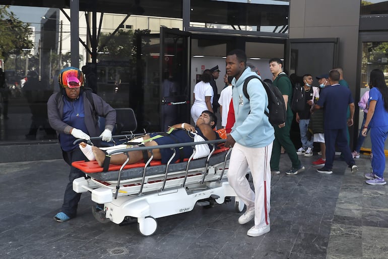 Pacientes son evacuados de una clínica tras el terremoto de magnitud 7,4 este lunes, en Cali (Colombia). El Gobierno colombiano declaró la situación de "desastre nacional" por el terremoto que deja al menos 71 personas fallecidas en el país, 29 de ellas en ciudades capitales.