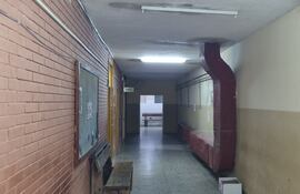 Paredes con humedad en el Hospital Regional de San Juan Bautista, Misiones.