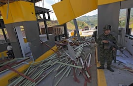 Un soldado hace guardia después de que una plaza de peaje fuera atacada en Santander de Quilichao, departamento del Cauca, Colombia