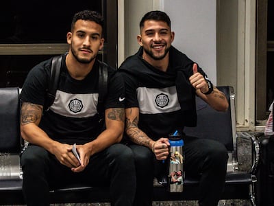 Fernando Cardozo (i) y Víctor Salazar, futbolistas de Olimpia, en el Aeropuerto Internacional Silvio Pettirossi de la ciudad de Luque antes del viaje a Arequipa, Perú, para el debut en la Copa Libertadores.