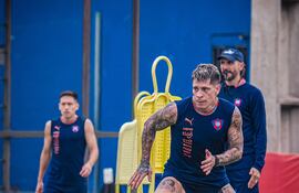 El delantero Juan Manuel Iturbe en una sesión de entrenamiento dirigida por el hoy ex entrenador azulgrana, Diego Hernán Martínez.