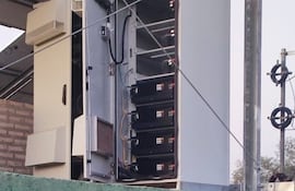 La antena afectada en cuestión está dentro de una propiedad privada, específicamente una estancia de la zona pero a 150 metros de un camino por lo que su acceso no está restringido y dificulta dar con el o los autores del hecho. Los pobladores notaron que son tres las baterías faltantes hasta el momento y el cerco de protección de la antena está roto y vandalizado.