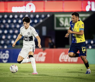 El joven mediapunta de Olimpia, Eduardo Delmás maneja el esférico ante la marca del mediocampista del Sportivo Luqueño, Fernando Benítez, en el duelo por los octavos de final de la Copa Paraguay 2026. (Foto: @elClubOlimpia)