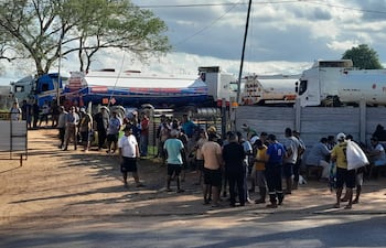 Fallecen tres camioneros que aguardaban cargas de combustibles en San Antonio.