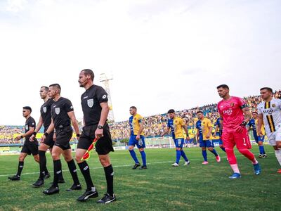 Los árbitros y los jugadores de Guaraní y Sportivo Luqueño salen al campo de juego del estadio Feliciano Cáceres para la primera fecha del torneo Clausura 2023 del fútbol paraguayo.