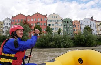 El plan es una excursión de "City Rafting" (rafting por la ciudad). El grupo se lanzará en un bote neumático por el corazón de la capital del Tirol, en Austria.