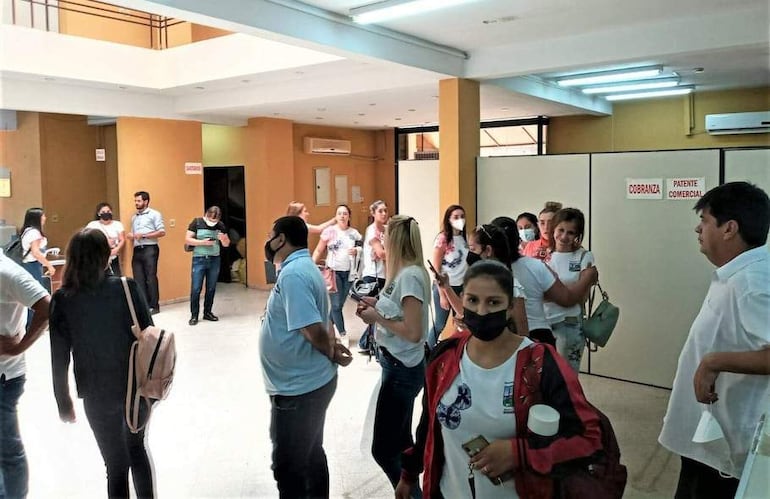 Funcionarios municipales de Paraguarí denuncian que desde hace más de tres meses no cobran sus salarios.