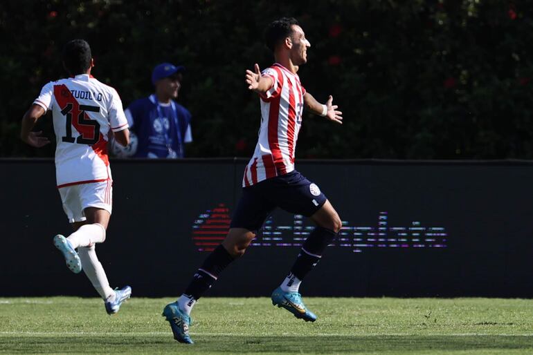 Marcelo Fernández, jugador de Paraguay, celebra un gol ante Perú en un partido del Preolímpico Sudamericano Sub-23 en el estadio Polideportivo Misael Delgado, en Valencia, Venezuela.