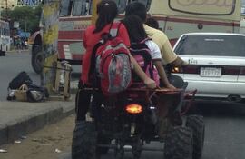 La edad mínima para conducción es 18 años.