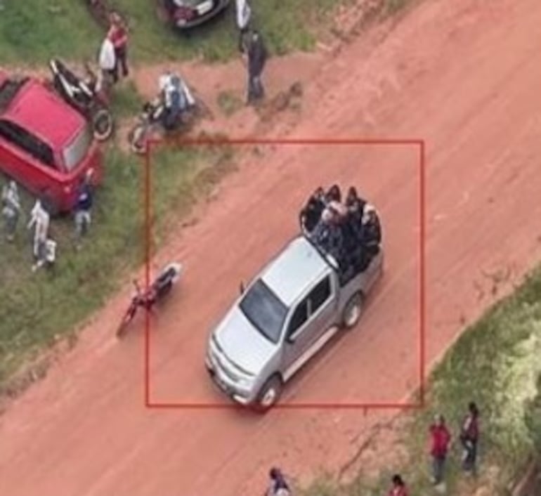 Imáganes tomadas con ayuda de un dron de una movilización de los hombres que controlan el asentamiento.